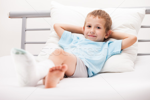 Copil băiat tencuială bandaj picior Imagine de stoc © ia_64