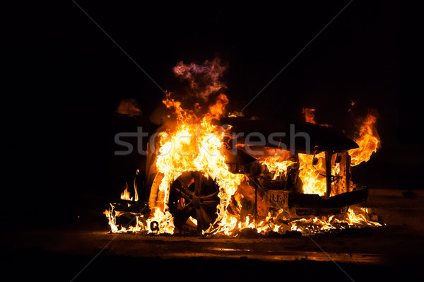Incendiu maşină vehicul distruge accident roată Imagine de stoc © ia_64