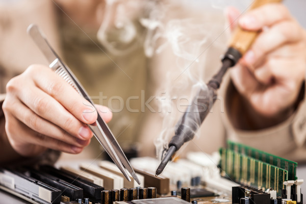 Menselijke hand soldering ijzer computer Stockfoto © ia_64