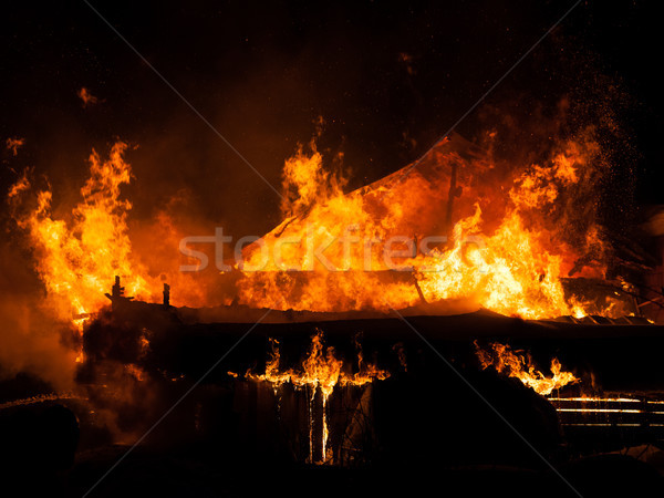 Brûlant feu flamme bois maison toit [[stock_photo]] © ia_64