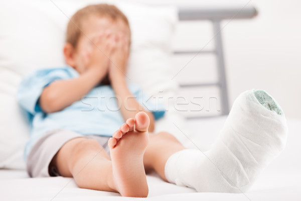 Mały dziecko chłopca gipsu bandaż nogi Zdjęcia stock © ia_64