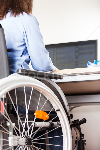 Nieważny niepełnosprawnych kobieta posiedzenia wózek pracy Zdjęcia stock © ia_64