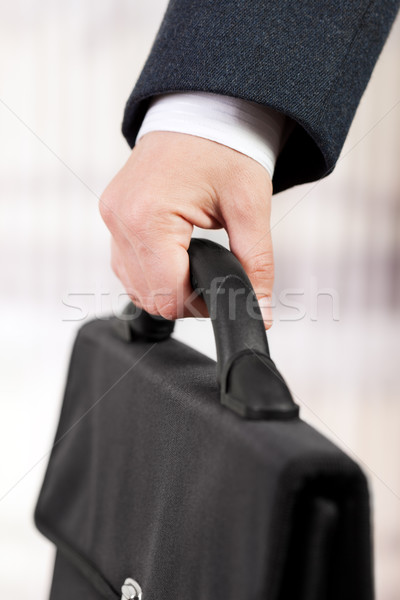 [[stock_photo]]: Main · serviette · hommes · d'affaires · costume · noir · bureau