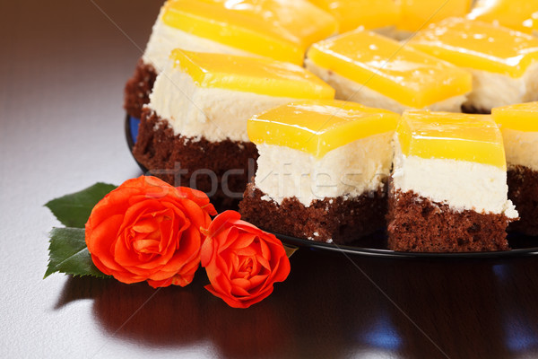 Közelkép kilátás joghurt torták vörös rózsák barna Stock fotó © icefront