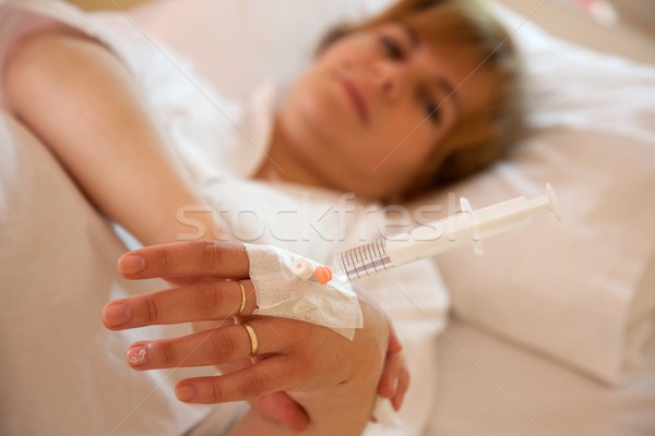 Intravenos calciu dozare femeie pat de spital Imagine de stoc © icefront