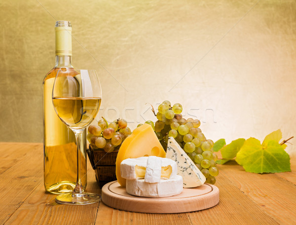 白葡萄酒 葡萄 奶酪 白葡萄酒瓶 玻璃 商業照片 © icefront