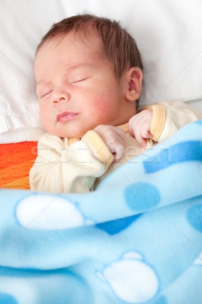 Nou nascut copil dormit pat copil Imagine de stoc © icefront