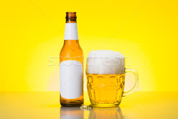 Cană spumos bere gol sticlă etichete Imagine de stoc © icefront