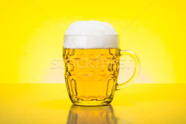 Cană proaspăt spumos bere sticlă lumina Imagine de stoc © icefront