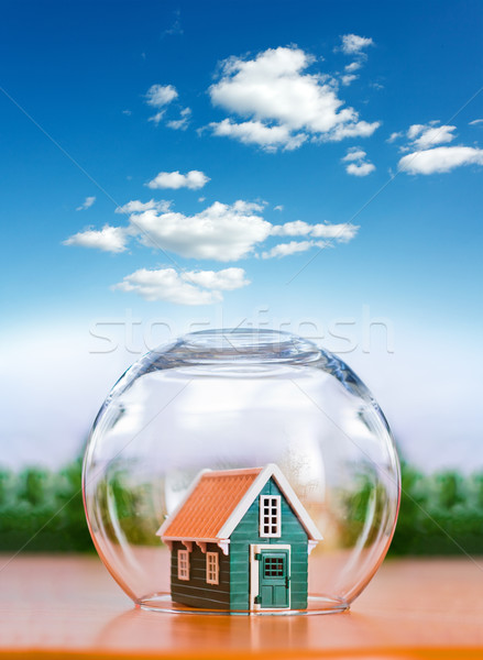 Stockfoto: Verzekerd · huis · glas · bol · beschermd · bewolkt