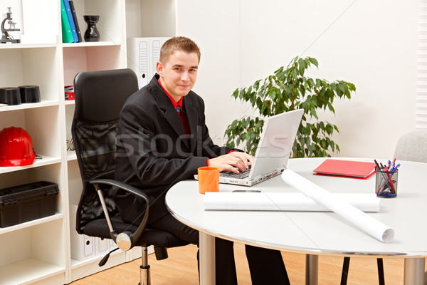 Młodych człowiek biznesu biuro budowy komputera papieru Zdjęcia stock © icefront
