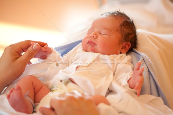 Nou nascut copil băiat mamă Imagine de stoc © icefront