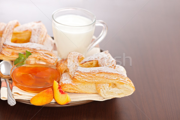 Foto stock: Pêssego · bolo · congestionamento · leite · café · da · manhã · fatias