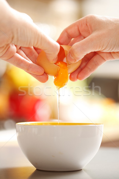 Huevo manos hasta crudo alimentos Foto stock © icefront