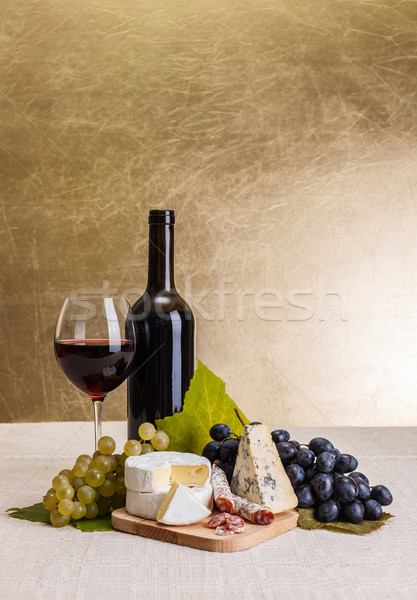 Red wine with cheese and blue grape snack Stock photo © icefront