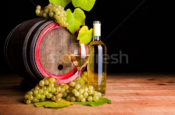 Weißwein Trauben alten Barrel Weißwein Flasche Glas Stock foto © icefront