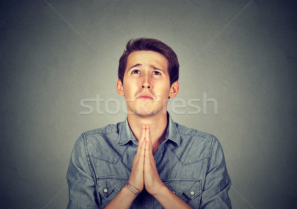 Man denken bidden geïsoleerd grijs muur Stockfoto © ichiosea