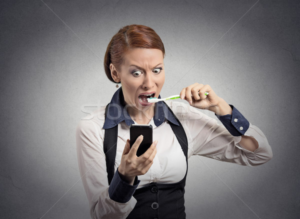 Femeie lectură ştiri smartphone Imagine de stoc © ichiosea