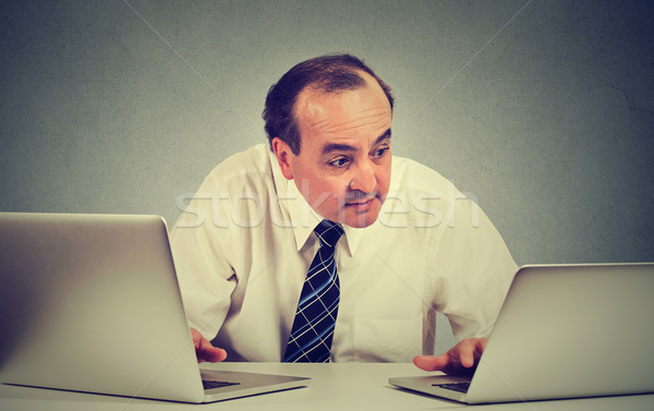 âge moyen homme d'affaires multitâche travail deux ordinateurs Photo stock © ichiosea