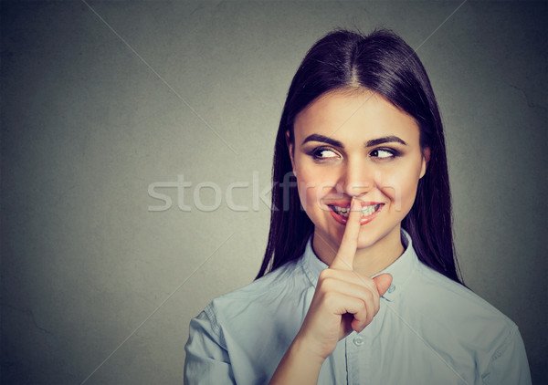 Szczęśliwy tajne dziewczyna kobieta powiedzenie cichy Zdjęcia stock © ichiosea