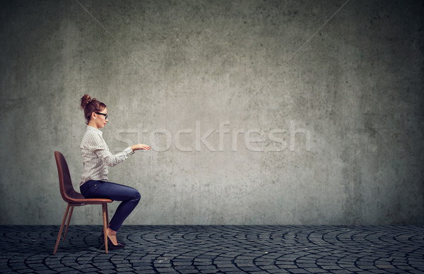 Vrouw vergadering denkbeeldig tabel zijaanzicht werknemer Stockfoto © ichiosea