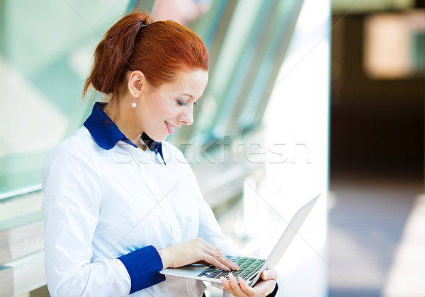 [[stock_photo]]: Femme · d'affaires · internet · ordinateur · affaires · technologie · hôtel