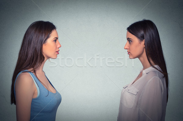 Lado perfil dois mulheres jovens olhando outro Foto stock © ichiosea