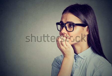 Vrouw hunkering iets angstig Stockfoto © ichiosea