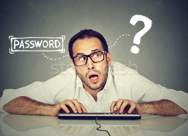 男子 鍵入 鍵盤 計算機 密碼 業務 商業照片 © ichiosea