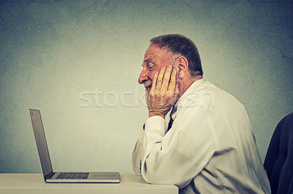 Senior om folosind laptop calculator lectură e-mail Imagine de stoc © ichiosea