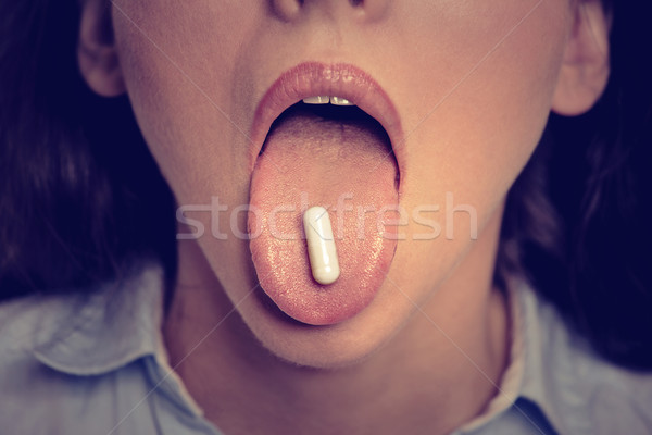Primo piano immagine bianco pillola lingua Foto d'archivio © ichiosea