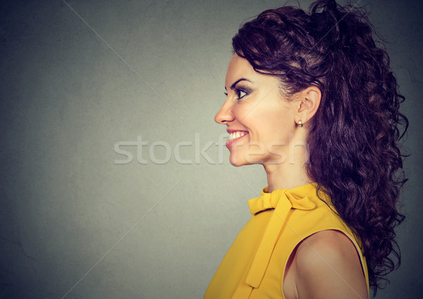 Lateral profil fericit femeie zambitoare fată faţă Imagine de stoc © ichiosea