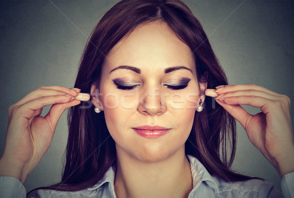 Lawaai controle jonge vrouw oor geïsoleerd grijs Stockfoto © ichiosea