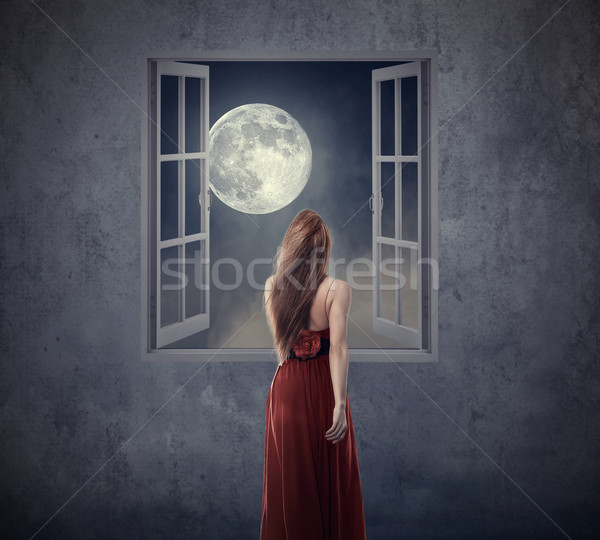 Foto stock: Bela · mulher · vestido · vermelho · caminhada · janela · lua