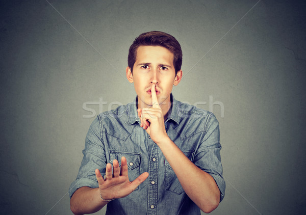Jonge knappe man rustig stilte geheime gebaar Stockfoto © ichiosea