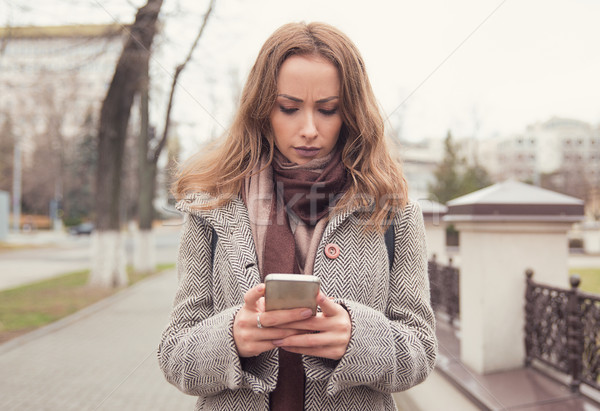 Smutne dziewczyna telefonu ulicy młodych zły Zdjęcia stock © ichiosea