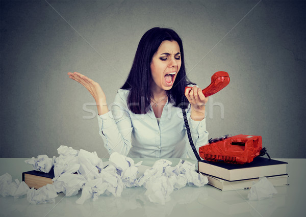 Supărat femeie de afaceri telefon tipa frustrare Imagine de stoc © ichiosea