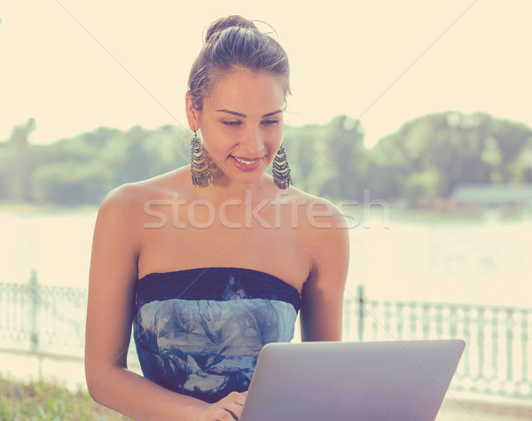 Foto stock: Mujer · sonriente · sesión · hierba · ordenador · equilibrado