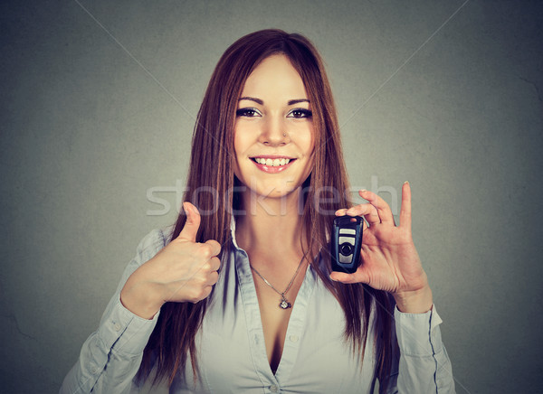 Fericit femeie îndepărtat cheile de la masina Imagine de stoc © ichiosea