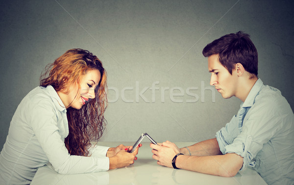 Smartphone dépendance femme homme séance table [[stock_photo]] © ichiosea