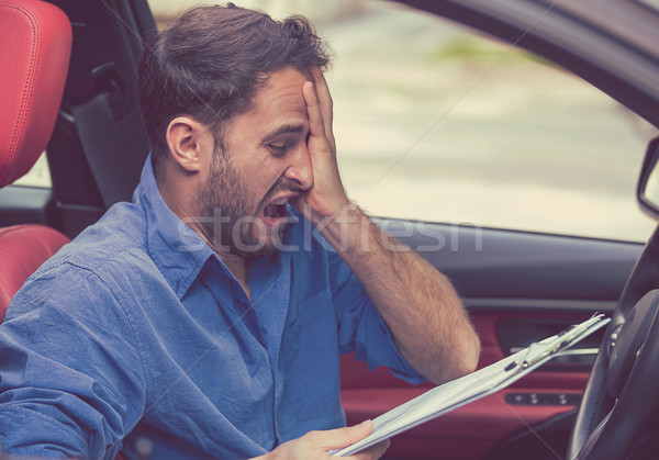 Stock foto: Verzweifelt · Mann · Fahrer · Papiere · Sitzung