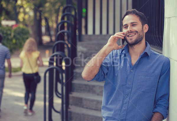 Férfi beszél telefon lezser városi profi Stock fotó © ichiosea