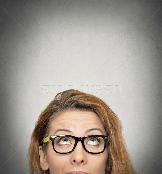 Nő felfelé néz közelkép portré szürke fal Stock fotó © ichiosea