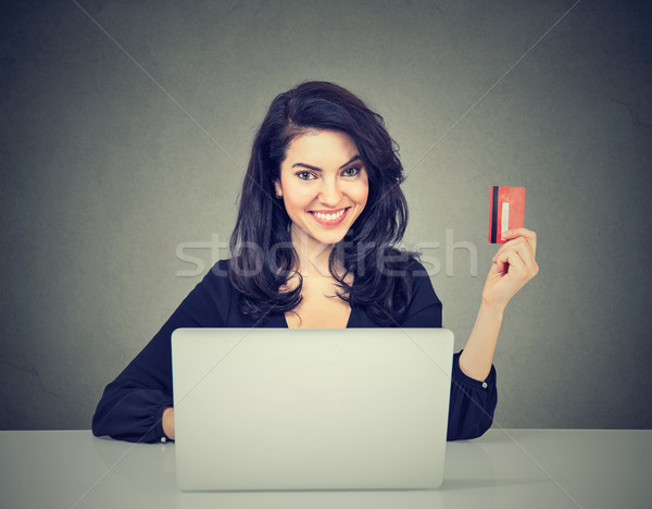 Stok fotoğraf: ödeme · kadın · kredi · kartı · dizüstü · bilgisayar · kullanıyorsanız
