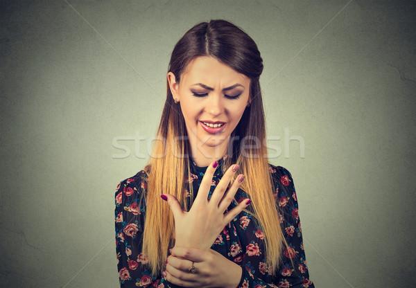Frau halten schmerzhaft Handwurzel isoliert Stock foto © ichiosea