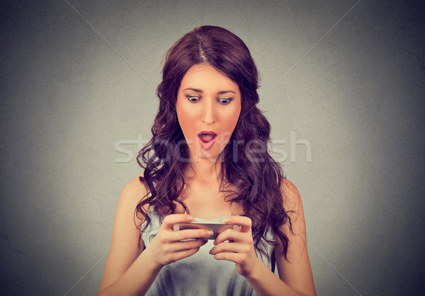 Nyugtalan megrémült lány néz telefon rossz hírek Stock fotó © ichiosea