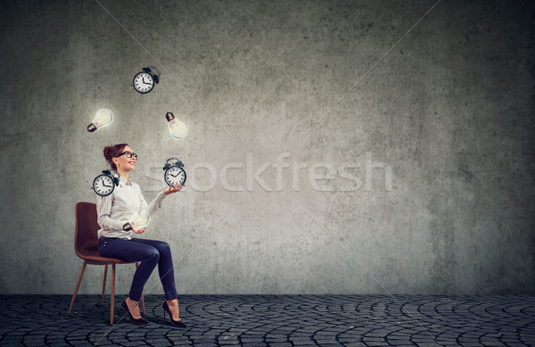 Foto stock: Feliz · mujer · de · negocios · malabares · tiempo · despertador