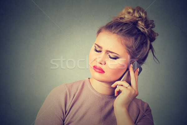 [[stock_photo]]: Bouleversé · triste · agacé · malheureux · femme · parler