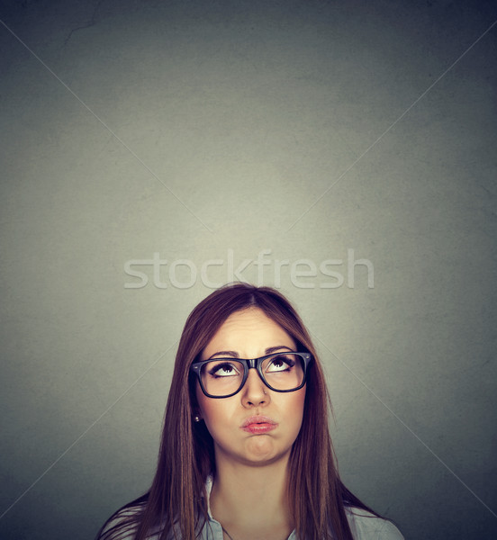 Foto stock: Irritado · jovem · cético · mulher · isolado