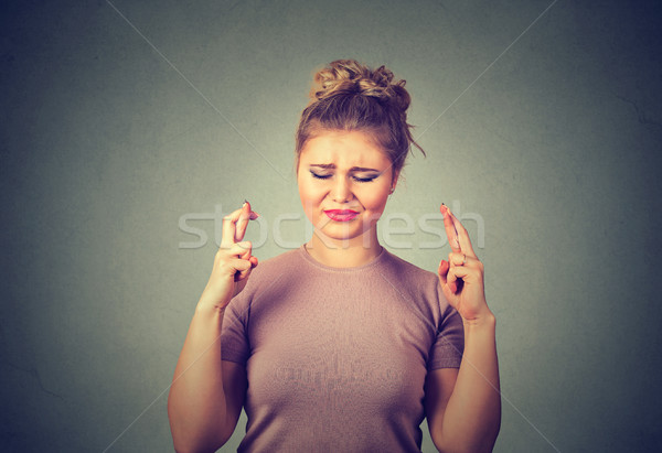 Reményteljes gyönyörű nő ujjak csukott szemmel remél kérdez Stock fotó © ichiosea